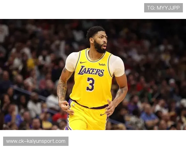 戴维斯篮下脚步堪称教科书，连续七次骗开对抗者